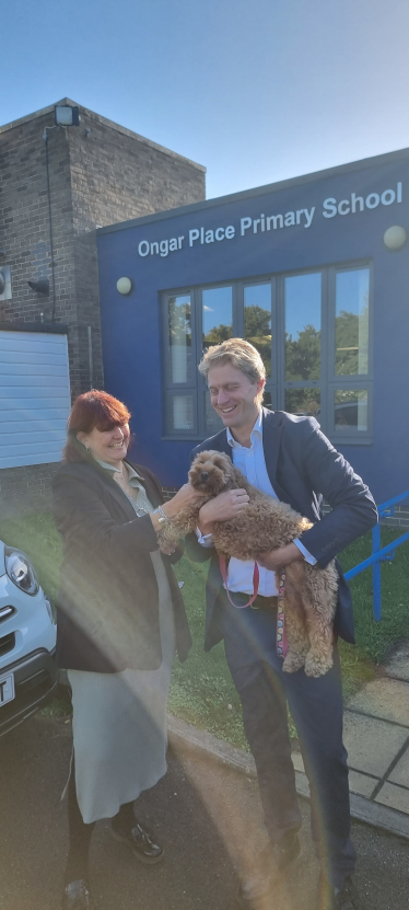 Dr Ben Spencer MP meeting Amber, Ongar Place Primary's support dog